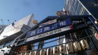 行列が絶えない飲食店がいくつも