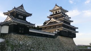 御堀端から眺めるお城は優美です