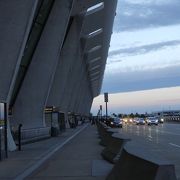 市内からは離れた空港です