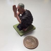 売店で買ったお土産の鉄製ミャンマー僧侶像。