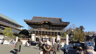 総門の左側にはスロープ、エレベーター