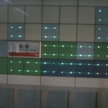 ホーム壁面の電飾アートの様子