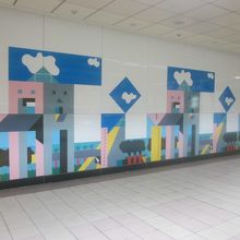 コンコース壁面のポップアートの様子