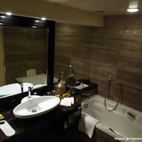 シャワーブースが別になったバスルームは快適