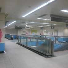 コンコース手前にも奥にも、一般用トイレが設置されています