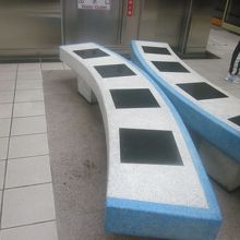 ホーム上の椅子、ちょっとスタイリッシュなデザインでした