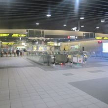 コンコースは広々としていました