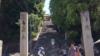 階段が急で長い！