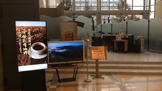 ホテル一階の カフェ と、朝食会場です。