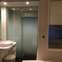 窓側に配された左から洗面、トイレ、風呂