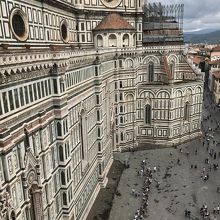 左側は鐘楼に登るのを待つ列・14時頃