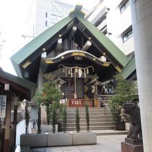 社殿 (右下手前が狛犬)