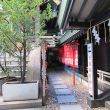 参道入口 (左手が築土神社社殿)
