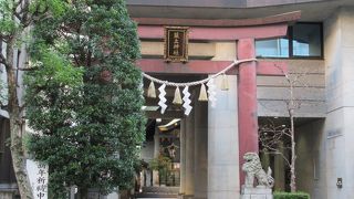 由緒ある神社で今は中坂途中のビルと併設されています