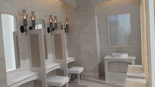 グルメ、ファッション、見て楽しい雑貨も充実