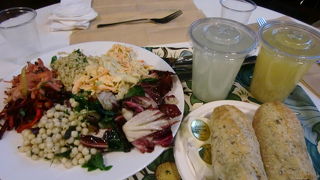 ウィリアム・モリスデザインの部屋でいただける