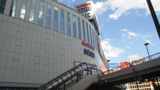 ビックカメラは混んでいます。