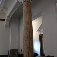 大理石にしか見えない、漆喰の柱