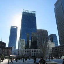 東京駅広場の向こうにあります