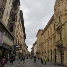 建物も立派な通りです