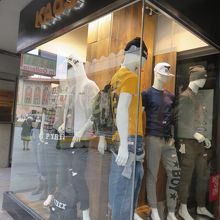 男性洋服店・アパレル関係の店が多いです