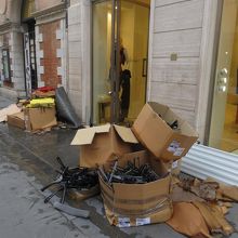 豪雨で被害に遭われた洋品店・いつもは華やかな感じの店でした