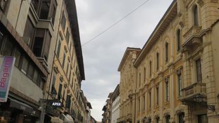 商店が並び地元の人で賑わう通りのように感じました