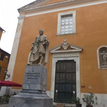 途中にあるサンタ・マリア・デル・カルミネ教会