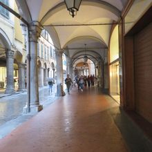 ポルティコと言われる柱列・・アーケードより風情があるかな？