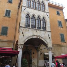 年月を醸し出す建物もあります・レストラン