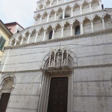 通りの途中にあるサン・ミケーレ・イン・ボルゴ教会