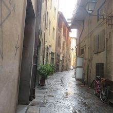 大通りから横道を望む