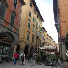 道路の真ん中に出店・レストランの中では無くて休憩する人多し