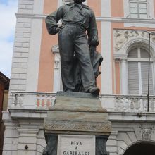 ガルバルディーの銅像ガルバルディのある広場から始まる