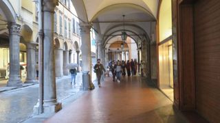 ポルティコと呼ばれる柱列があり歴史を感じる通り