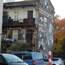 …ヘブライ語を交えた街角アートもあり、旧市街地とは違う雰囲気