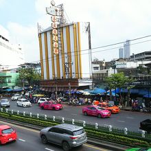 国鉄の駅とは歩道橋で連絡可。ブルーの日よけの辺りが入口です。