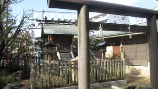 境内は拝殿前を通り抜けられます。