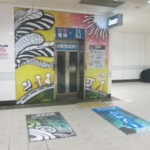 エレベーター入口にはこんなアートが施されていました