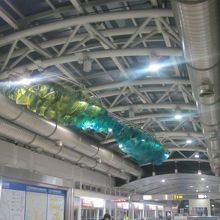 ホーム頭上にはスライムみたいなアートも！