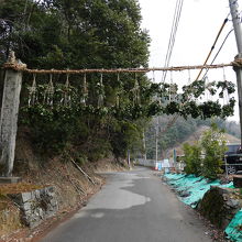 聖域との境界を示す勧請掛け