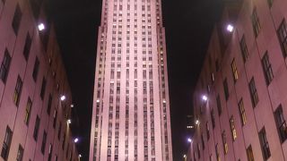 スケートリンクとクリスマスツリーを囲むビル群