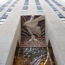 入口の上にはユニークなレリーフがあります