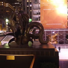 リンクの周りに彫像が置かれています