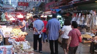 いろんなものが雑多に売ってます