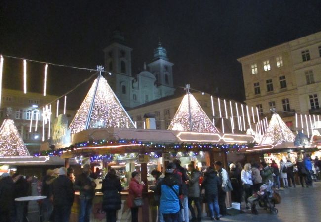 クリスマスマーケットが開かれているハウプト広場から見える幻想的な旧大聖堂が印象的でした。