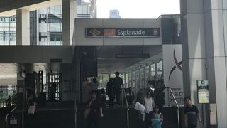 エスプラネードシアターオンザベイに続く駅