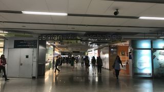 ＭＲＴの駅とつながっているショッピングセンター