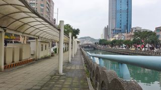 田寮河に沿った遊歩道です