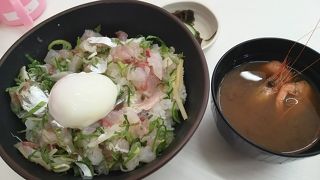 とまりんで、とろ玉あじ丼